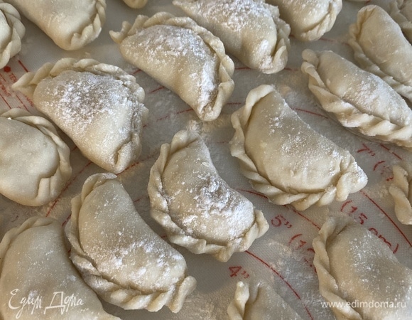 Раскатать тонко тесто, вырезать стаканом кружки, положить в центр начинку (сколько влезет) и защипить края. Варить в кипящей подсоленной воде 2–3 минуты после того, как всплыли.