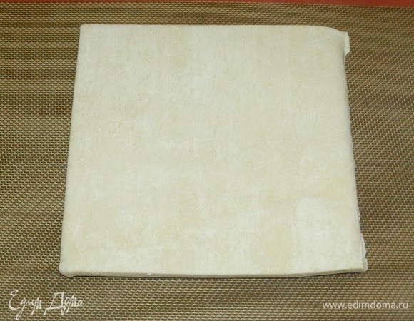 Разморозить вишню и дать стечь жидкости. Берем готовое бездрожжевое тесто, размораживать не надо. Кладем пласт на противень и отправляем в холодную духовку.