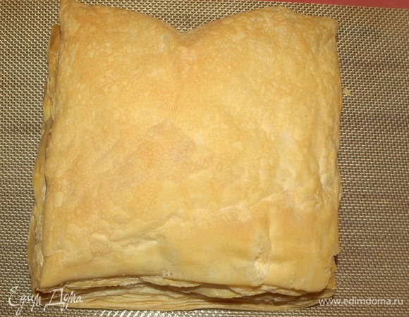 Разогреваем духовку до 180ºС. Выпекаем корж 40 минут или до золотистого цвета.