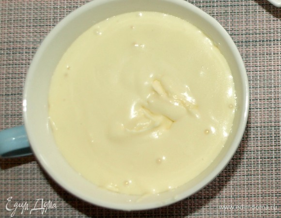 Пока выпекается корж, приготовить крем. 180 г сливочного масла (72 %) взбиваем с 300 мл сгущенного молока и щепоткой соли.