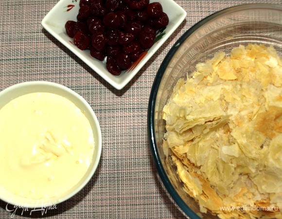 Готовый корж достать, дать ему остыть и разломать на небольшие кусочки.