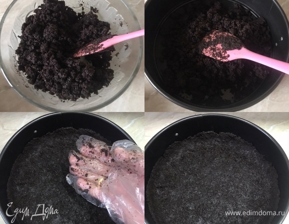 Переложить массу в разъемную форму диаметром 20 см и хорошо утрамбовать. Я делаю невысокие бортики, но вы делайте на свой вкус. Отправить форму с коржом в холодильник, пока готовим начинку.