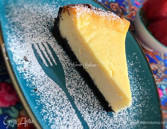 Выпекать до готовности, 60–70 минут. Горячий чизкейк должен иметь консистенцию желе. Если вы любите бледный верх чизкейка, то в процессе выпечки, когда верх начнет румяниться, накройте фольгой. Я этого не делаю, так как мне нравится слегка румяный верх.