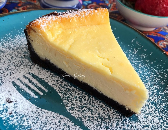 Готовый чизкейк достать из духовки, дать постоять ему 10 минут, потом провести по краям формы острым ножом, снять разъемное кольцо и полностью остудить при комнатной температуре.