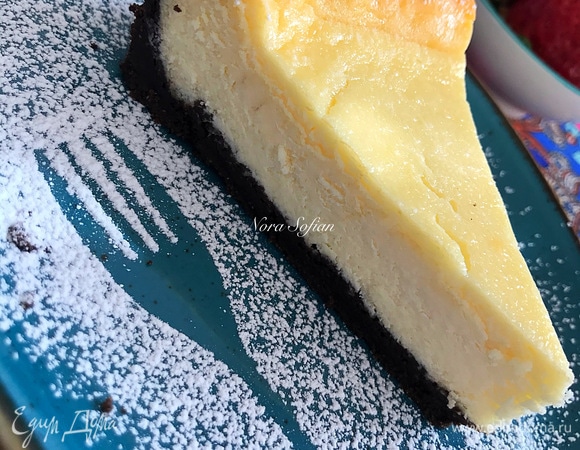 Полностью остывший чизкейк поставить в холодильник на 4–6 часов.