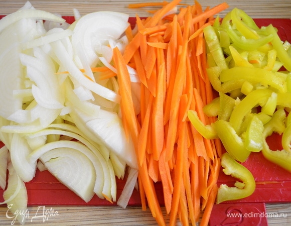 Лук и болгарский перец — полукольцами. Морковь — соломкой.