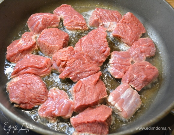 Разогреть сковороду или казан с растительным маслом. Обжарить мясо до румяной корочки с двух сторон.