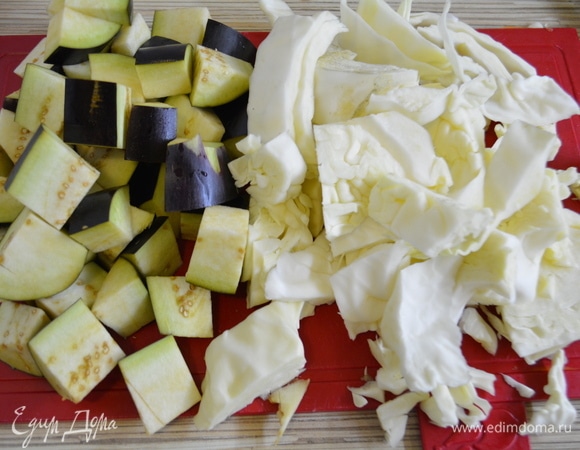 Пока жарится мясо с овощами, нарежем крупными кубиками капусту и баклажан.