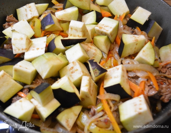 Добавим в сковороду баклажан.