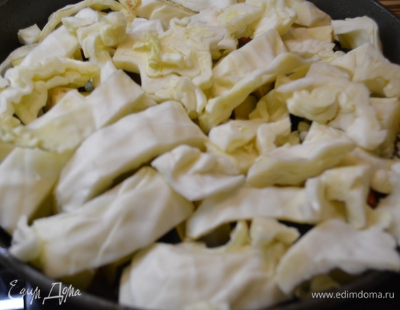 Дальше в один слой капусту, слегка посолить.