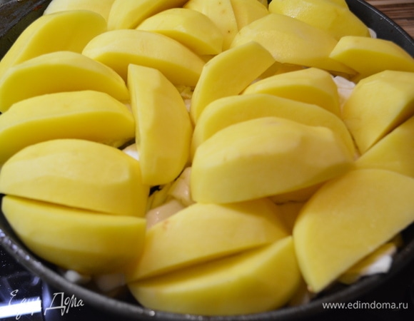 Картофель почистить, разрезать на две-четыре части и уложить на капусту в один слой. Посолить. Тем самым картофель своей тяжестью примнет другие овощи, и они дадут сок. Накрыть крышкой и тушить на самом медленном огне 1,5–2 часа. Воду не добавляем, овощи дадут очень много сока! За 10 минут до окончания перемешать. Овощи напитаются соком говядины и будут очень вкусными! Готовое блюдо посыпать свежей зеленью. Приятного аппетита!