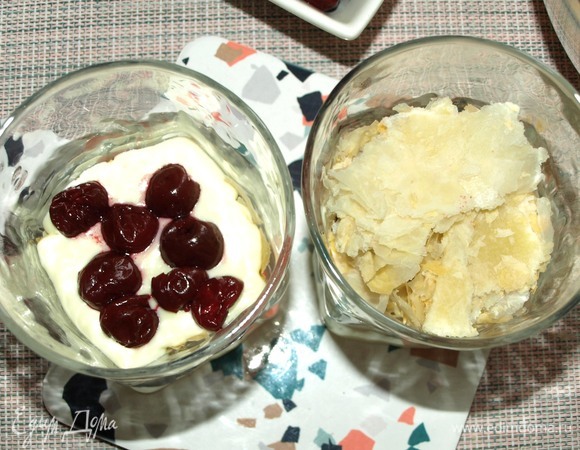 Выкладываем на крошку крем и вишню. Далее — снова крошка.