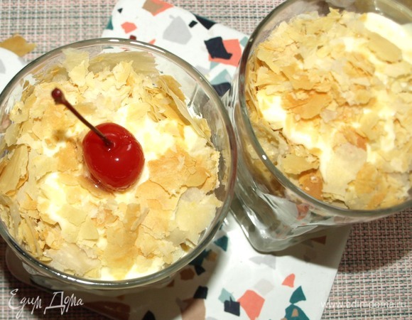 Последним слоем должен быть крем без вишни. Посыпаем сверху небольшим количеством крошки.