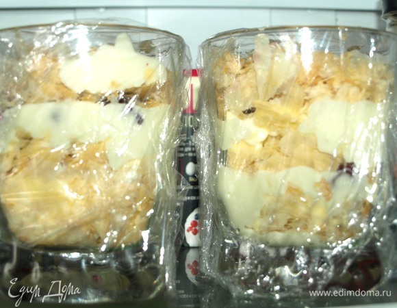 Закрываем пищевой пленкой и отправляем в холодильник на несколько часов, идеально — на ночь. Перед подачей достать из холодильника, дать постоять минут 30 при комнатной температуре и украсить коктейльной вишней.