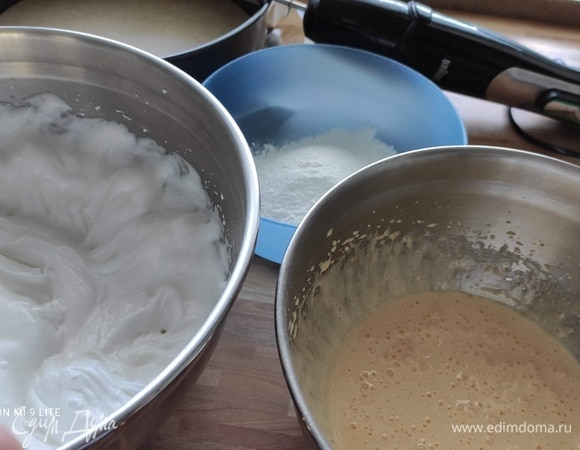 Для бисквита: отделить желтки от белков. В одной миске слегка взбить белки со щепоткой соли. Не переставая взбивать, постепенно всыпать сахар, затем всыпать по ложкам крахмал. Каждую следующую ложку крахмала всыпайте только после того, как вмешали предыдущую. В другой миске взбить желтки с сахарной пудрой до просветления и увеличения массы в объеме.