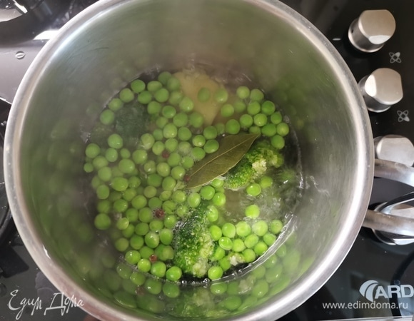 Все предельно просто! В сотейник кладем брокколи (у меня замороженная), горсть горошка и картофель, нарезанный кубиками. Залить водой, чтобы она покрыла наши овощи. Добавить лавровый лист, соль и перец душистый горошком. Специи сделают наш суп ароматным. Накрываем крышкой и варим до готовности картофеля.