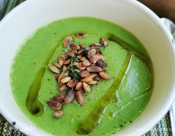 Извлекаем аккуратно лавровый лист и перец. Пробиваем содержимое сотейника погружным блендером до однородности и гладкости. Выливаем суп в подходящую тарелку или супницу, поливаем ложкой оливкового масла, добавляем свежемолотый перец и поджаренные тыквенные семечки (их я поджариваю на сухой сковороде до подрумянивания). Приятного аппетита и будьте здоровы!