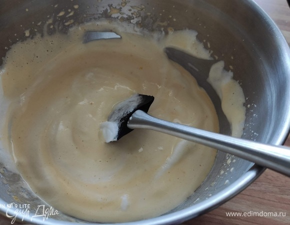 Смешать одну треть яичных белков со смесью яичных желтков, затем добавить в два приема оставшиеся яичные белки и аккуратно, но энергично размешать.