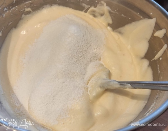 Просеять через сито муку. Аккуратно вмешать с помощью лопатки.