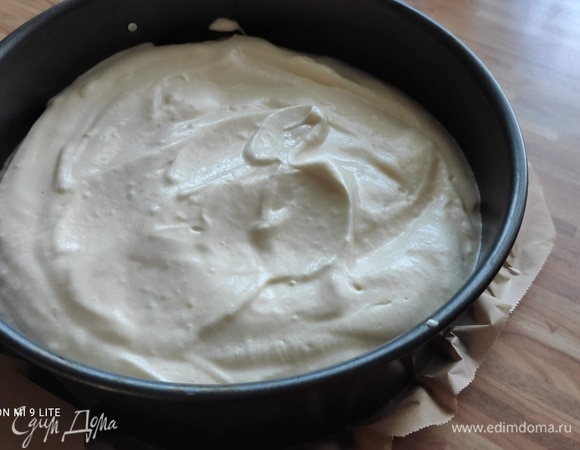 Вылить тесто в форму диаметром 18–20 см, смазанную маслом только снизу, и выпекать при 180°C около 20–25 минут (в зависимости от духовки). Мне хватило 20 минут. Тест на сухую палочку подскажет о готовности бисквита. Дайте бисквиту остыть на решетке и разрежьте на две половины одинаковой толщины.