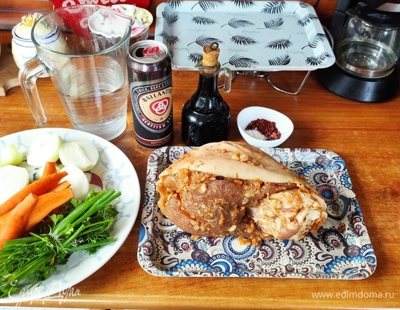 Мясо помыть и обсушить полотенцем. У меня была рулька весом примерно 3 кг. Я ее натерла солью, перцем и чесноком. Овощи все заранее почистила, зелень собрала в пучок и завязала ниткой.