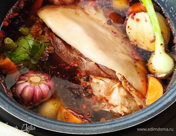 Я готовила мясо в мультиварке, можно делать и в обычной кастрюле. В мультиварку — пиво, воду, рульку, лук, морковь, специи, зелень и чеснок. Готовила примерно 2,5 часа. Потом достала, выложила на фольгу, смазала смесью соевого соуса и меда и запекала примерно 1 час при 200°C. Время приготовления зависит от размера рульки и мощности духовки. За 10 минут до готовности открыла фольгу, чтобы появилась корочка. Подавала со свежими овощами и соусом! Всем приятного аппетита!