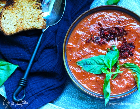 Перелить в кастрюлю, добавить вяленые томаты и прогреть суп. Выправить по соли.