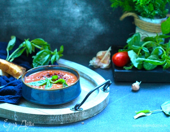 К такому супу прекрасно подойдут гренки из белого хлеба. Посыпать теплый суп ароматными травами, молотыми вялеными томатами, полить медом.