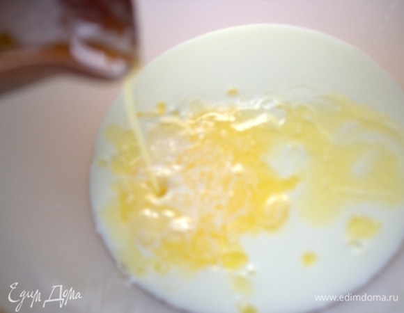 Растопить масло и влить в молоко.