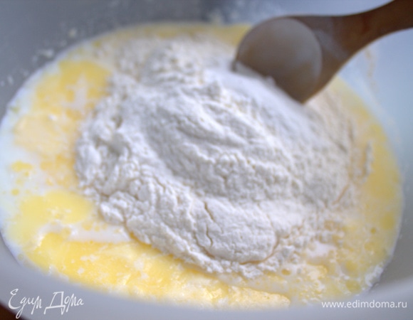 Всыпать муку с разрыхлителем.