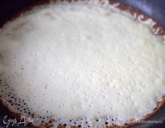 Взбить тесто блендером и наливать по одной поварешке на горячую сковороду с маслом.