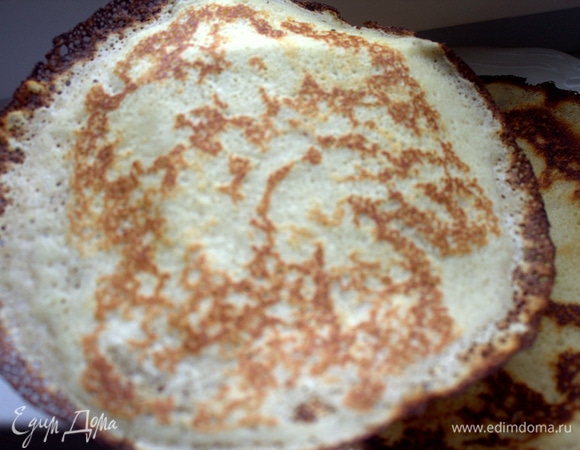 Жарим с двух сторон тонкие блины и держим на тарелке под крышкой.