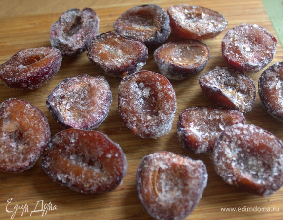 Сливу покупаем в сезон, делим на половинки и замораживаем.