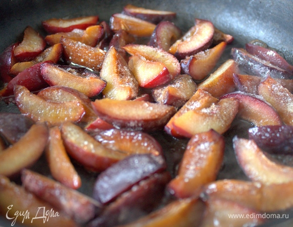 Делим на дольки (штук 8–10), переносим на сковороду после блинов, держим на огне до выпаривания жидкости.