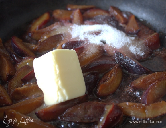 После добавить кусочек масла, сахар (2–3 ложки), ваниль, можно корицу.