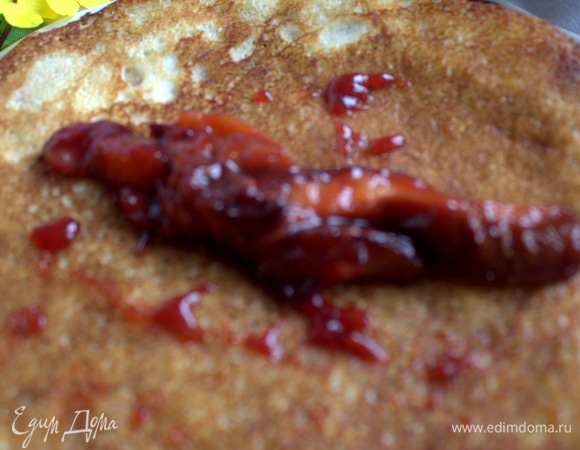 На блин положить 2 ложки сливы.