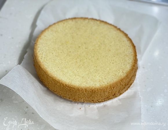 Для бисквита диаметром 18 см яйца взбивать с сахаром в чаше миксера, пока масса не увеличится втрое. Смешать муку, крахмал, разрыхлитель. Просеивая в два приема, аккуратно вмешать в яичную смесь снизу вверх. Тесто вылить в разъемную форму диаметром 18 см. Выпекать около 30 минут при 160°C до пробы на сухую палочку.