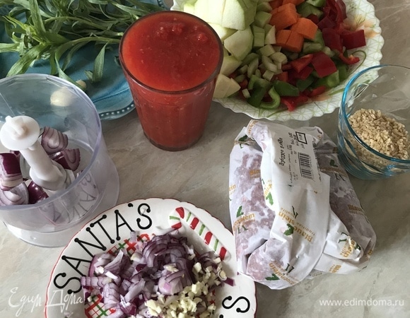 Подготовить продукты. Половинку красного лука пюрировать в блендере. Остальные овощи нарезать средними кубиками.