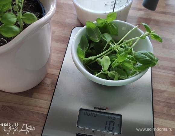 По вкусу базилик довольно ярко выражен. Но не переживайте! В конце концов, в сочетании со всеми остальными ингредиентами взаимодействие получается просто восхитительным. Если хотите, можете провести эксперимент и растереть несколько листиков базилика с сахаром и соком лайма, и вы убедитесь, как это вкусно! Я когда-то подавала фруктовый салат под таким соусом. Но если вы все еще сомневаетесь, возьмите немного меньше базилика.