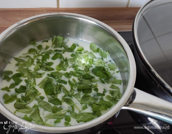 Базилик нашинкуйте и доведите до кипения с молоком.