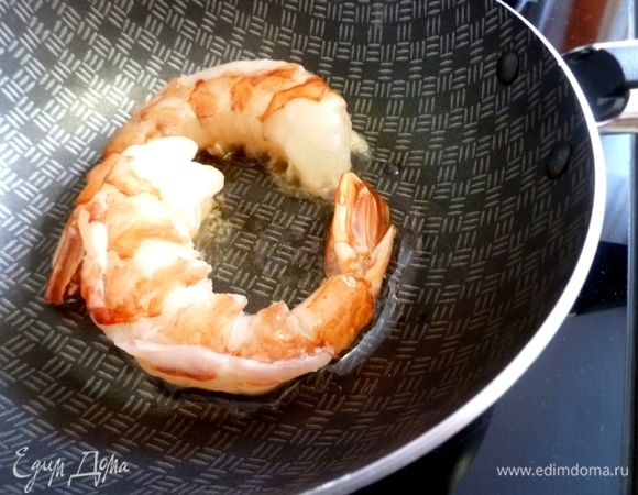 Креветки почистить, удалить кишечник. Разогреть сковороду с ложкой масла, влить коньяк. Обжарить креветки по 1 минуте с каждой стороны.