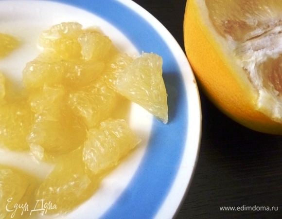 Грейпфрут разделать на филе. Каждую дольку разрезать на три части. Сок собрать.