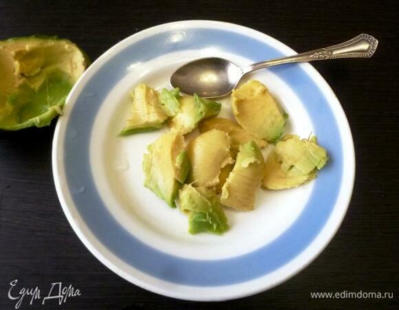 Из авокадо хлопьями извлечь ложкой мякоть. В майонез влить собранный сок грейпфрута и перемешать до однородности.