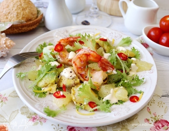 Смешать все ингредиенты в салатнике, добавив листья салата и перец чили для пикантности. При подаче посыпать розовой гималайской солью, полить майонезом и бальзамическим кремом.