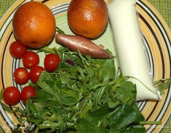 Подготовить все необходимые продукты. Я использовала шелковый тофу. Салатный микс промыть, дать стечь воде.