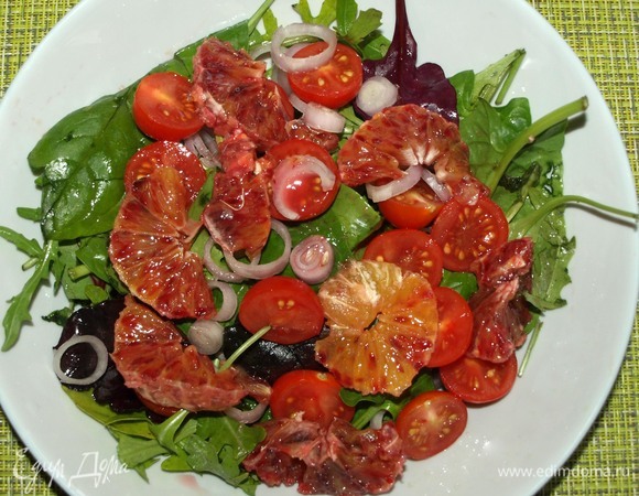 Небольшой красный апельсин очистить и нарезать полукольцами. Выкладываем апельсин в тарелку на овощи.