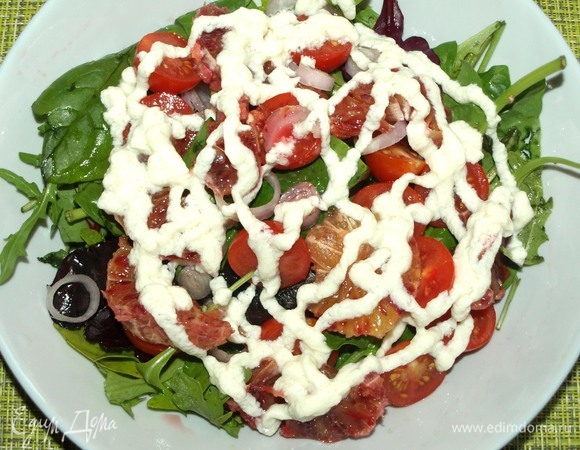 Сверху на салат выкладываем шелковый тофу по вкусу. Я добавила приблизительно 2 столовые ложки.