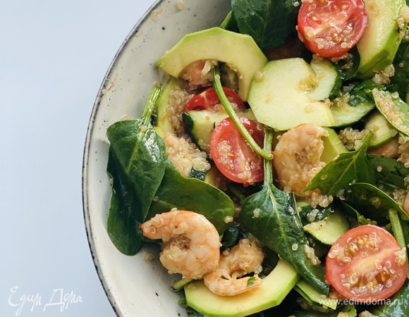 В тарелку выкладываем зелень, нарезанные овощи, киноа и креветки. Смешиваем ингредиенты для соуса и заправляем салат.