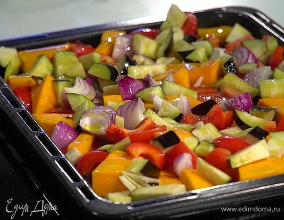 Выложить все овощи на противень, слегка посолить, полить 3 ст. ложками оливкового масла, сверху разложить веточки тимьяна. Запекать в разогретой духовке почти до готовности.