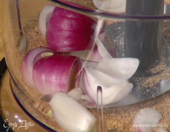 Оставшийся зубчик чеснока и луковицу почистить.<br />
 